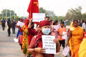 मिटरब्याज पीडित सिंहदरबार निषेधपछि सडकमै सुते